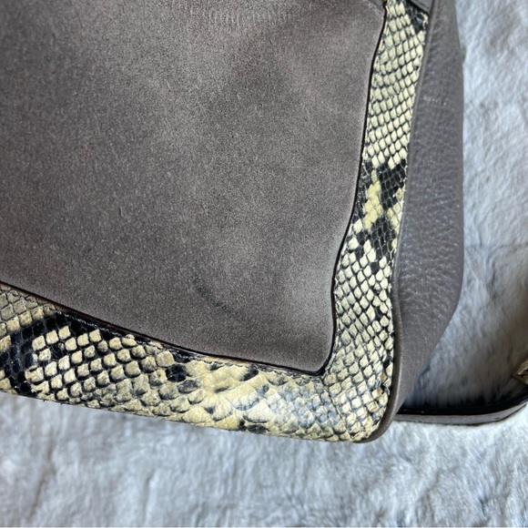 Kate Spade Gray Bag With Snake pattern . - Picture 13 of 17
